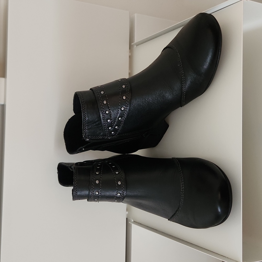Taos Women's Ultimo Black Leather Zip-Up Booties  Size 6.5